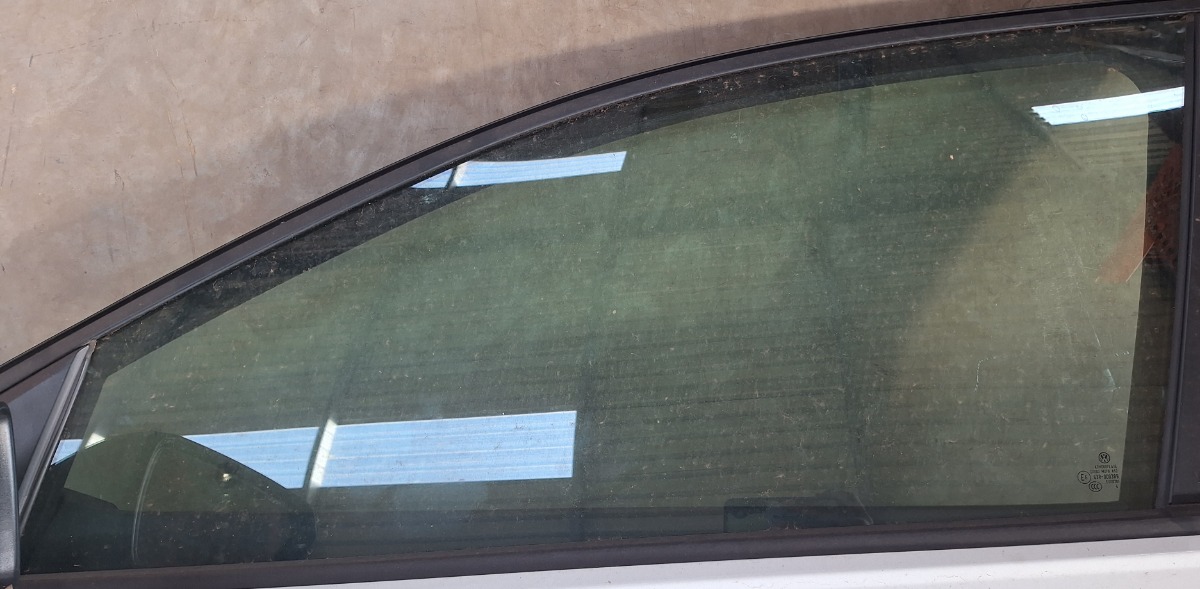 POLO MK 8/9 LEFT FRONT DOOR GLASS
