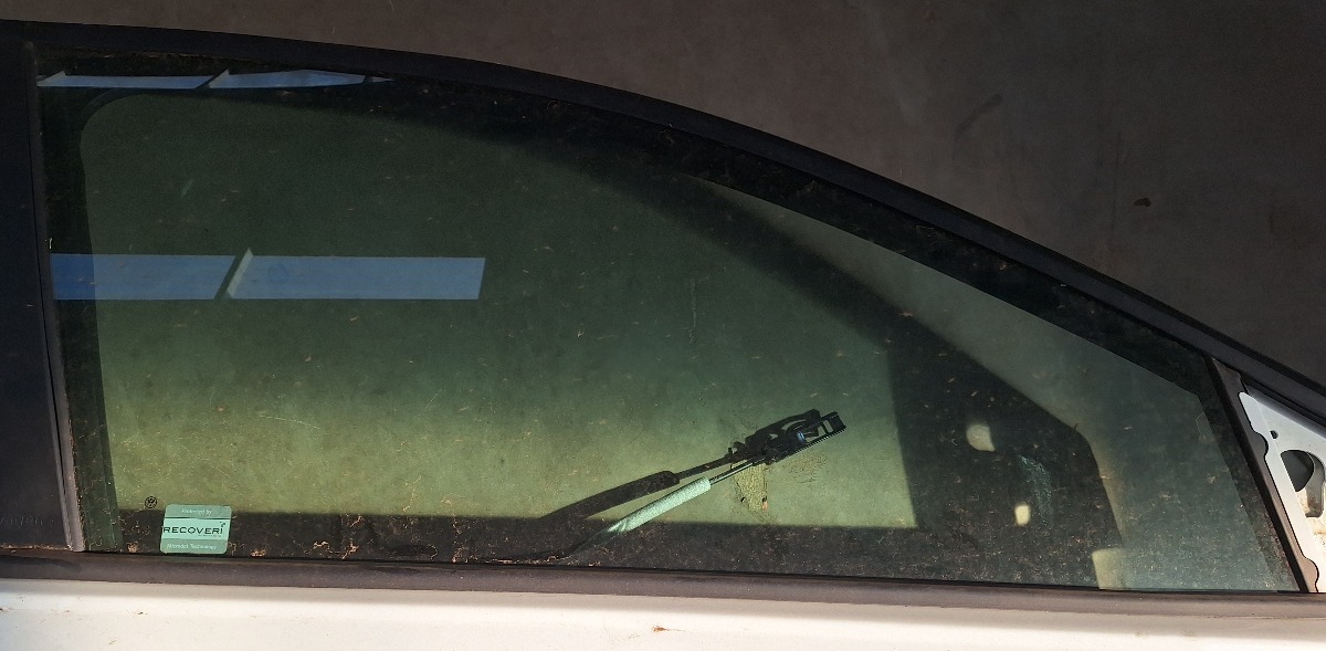 POLO MK 8/9 RIGHT FRONT DOOR GLASS