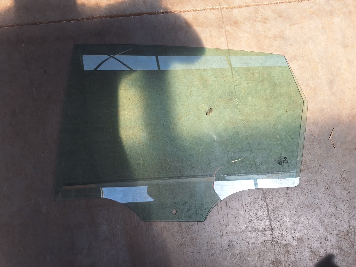 POLO LEFT REAR DOOR GLASS