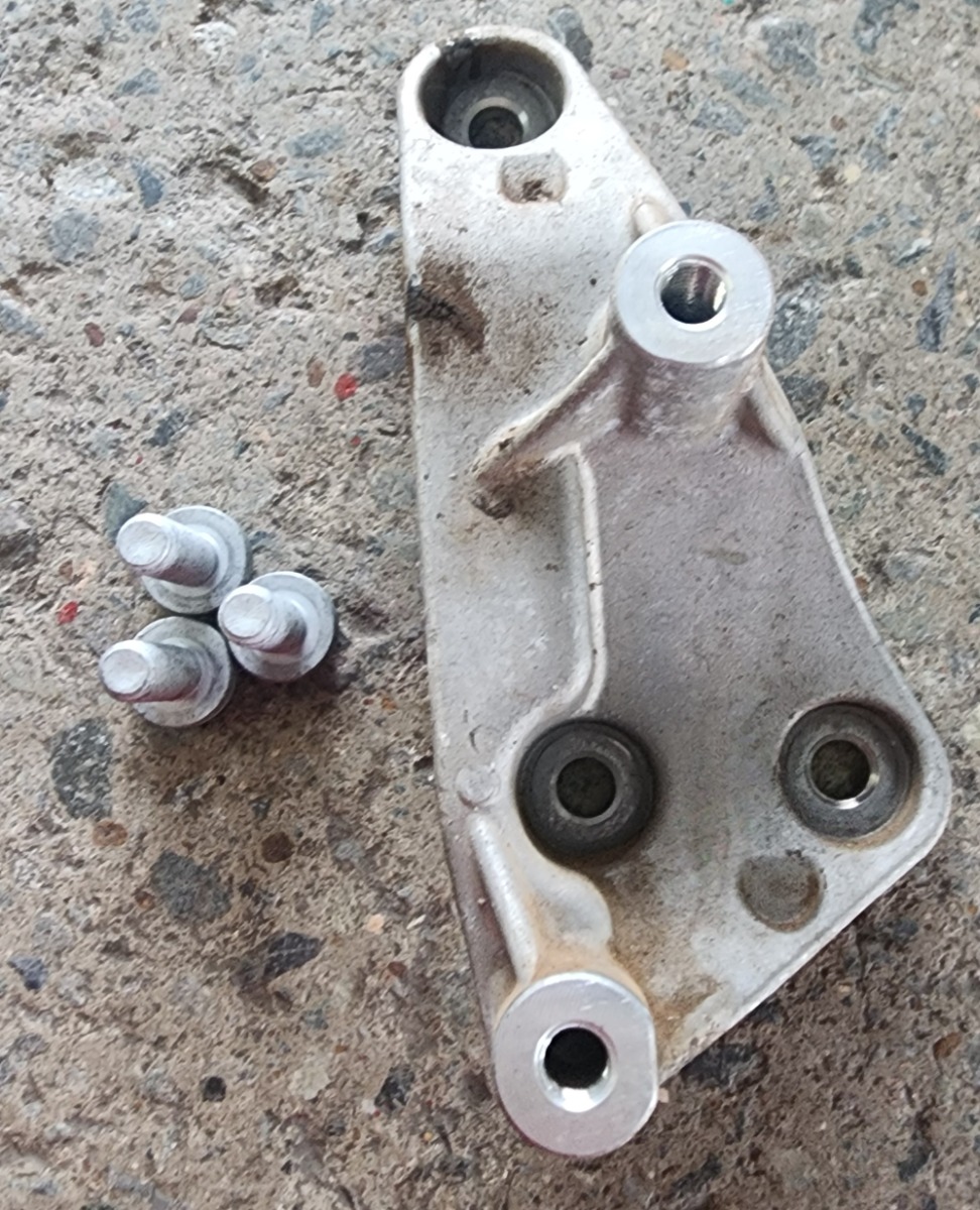 F40 RIGHT DRIVE SHAFT ADAPTER PLATE