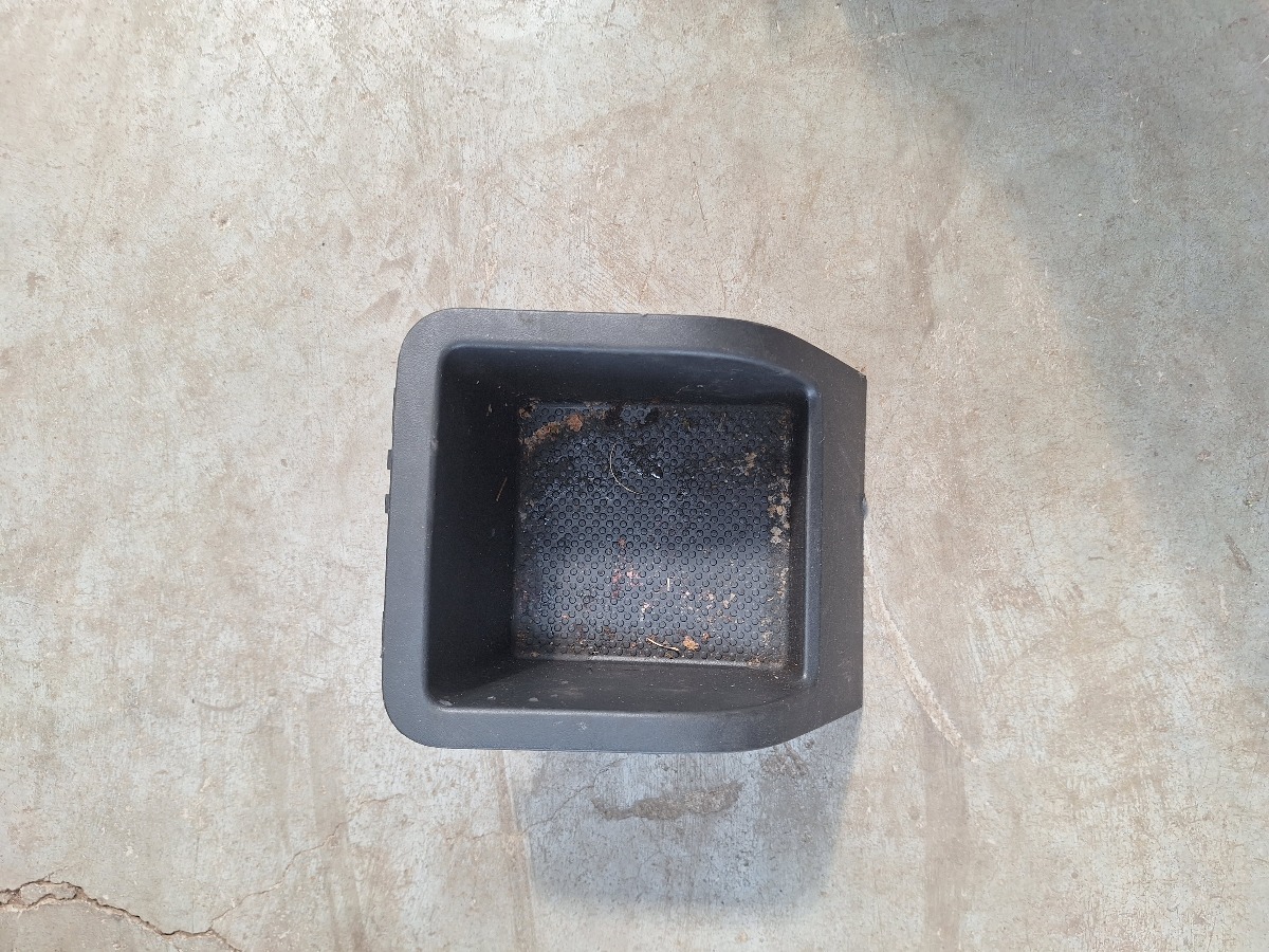 POLO MK 8/9 REAR CENTER CONSOLE CUP HOLDER
