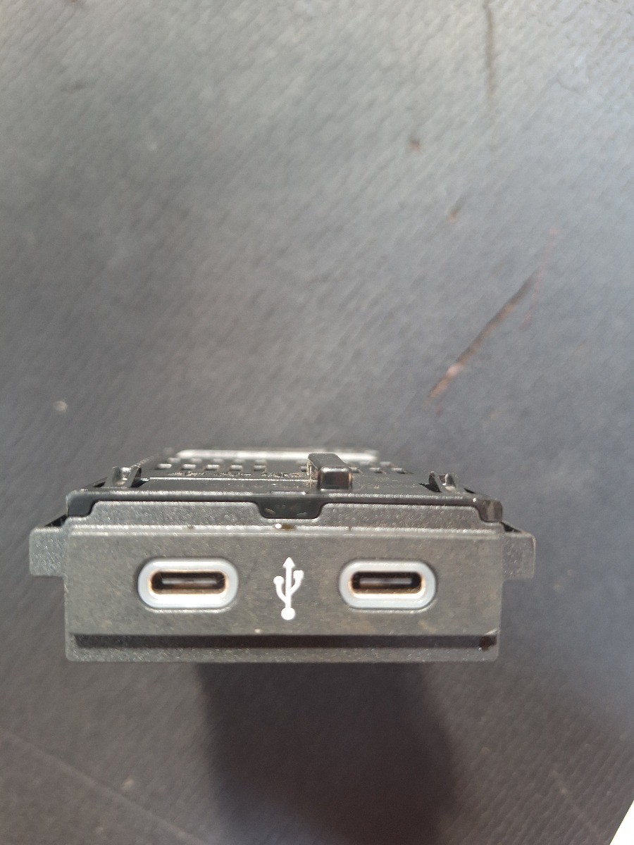 POLO MK9 FRONT CHARGER PORT