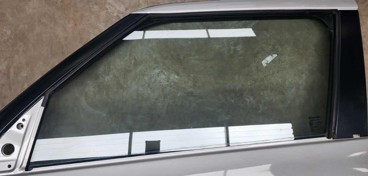 SWIFT LEFT FRONT DOOR GLASS