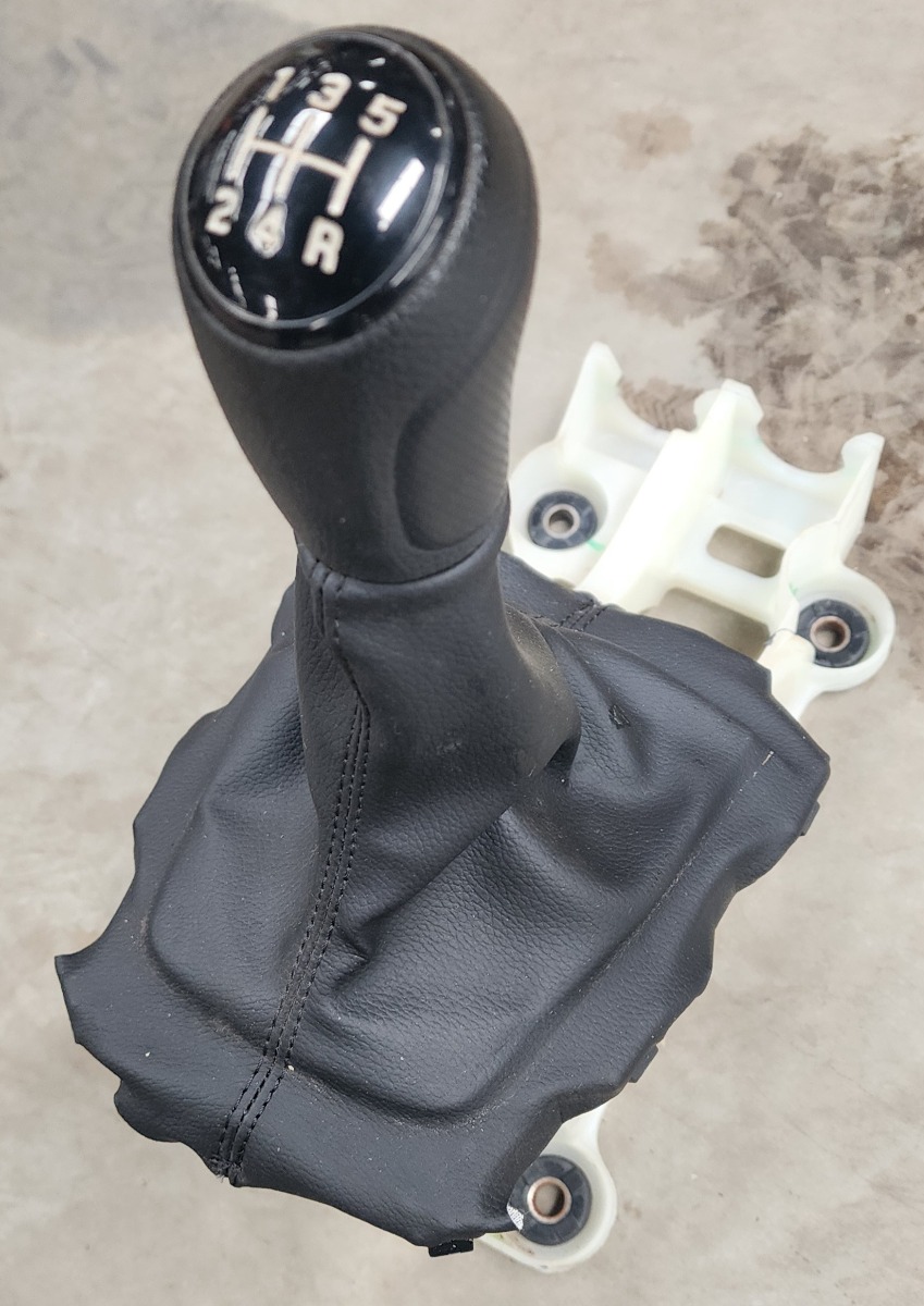 SWIFT GEAR LEVER ASSY