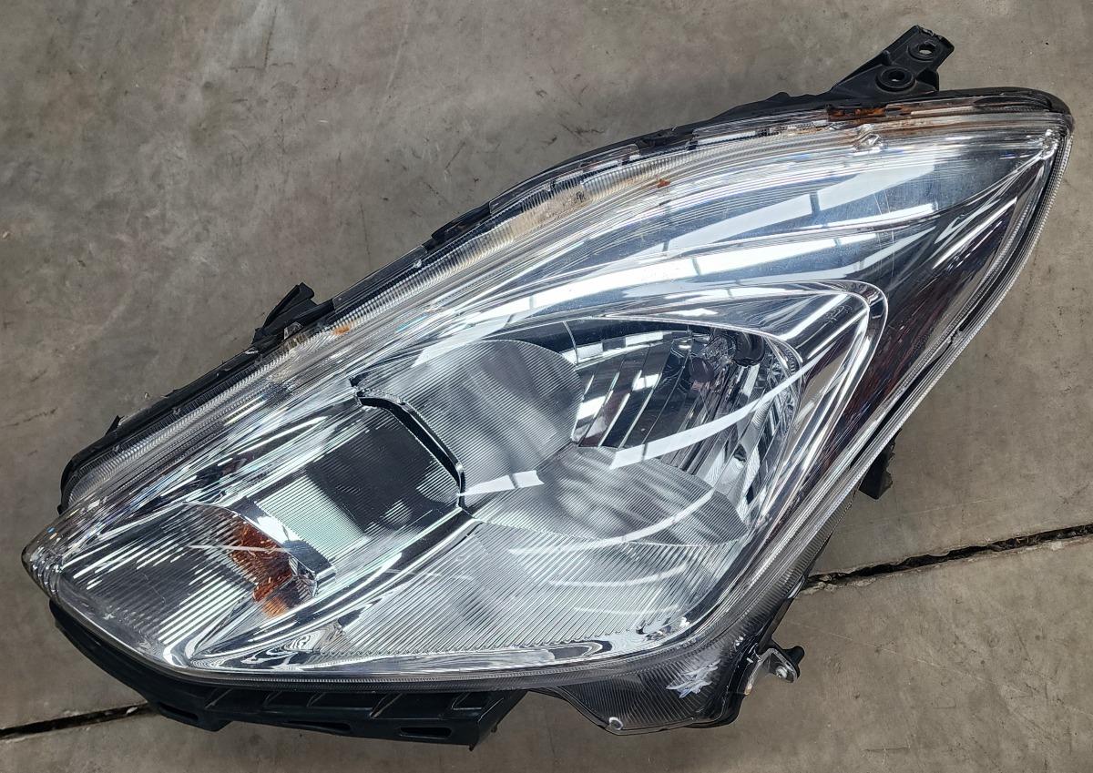 SWIFT LEFT HEADLIGHT (NEEDS MOUNTING BRACKETS ON REAR)