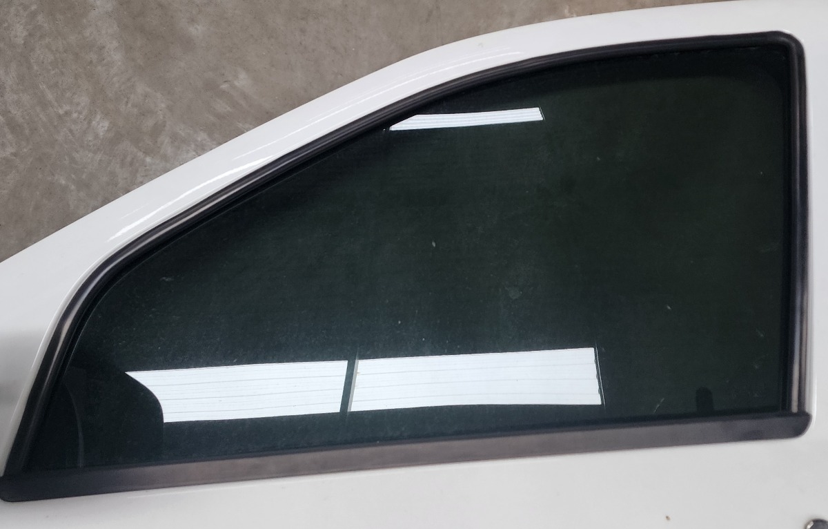 NP200 LEFT FRONT DOOR GLASS