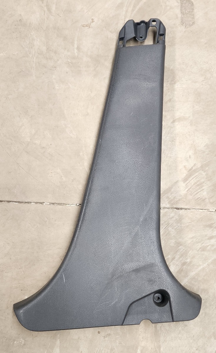 SANDERO II RIGHT LOWER B-PILLAR TRIM