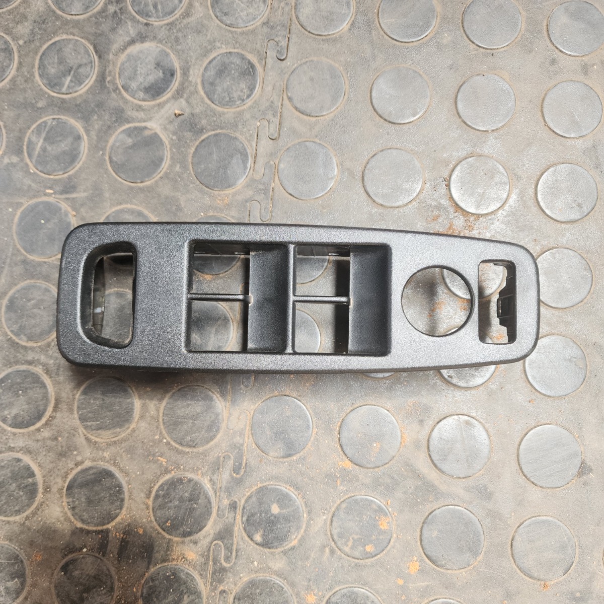 KIGER DRIVER DOOR SWITCH SURROUND