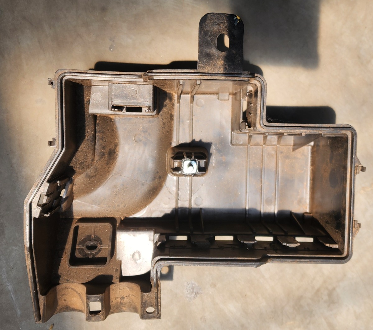 KIGER FUSE BOX COVER LOWER