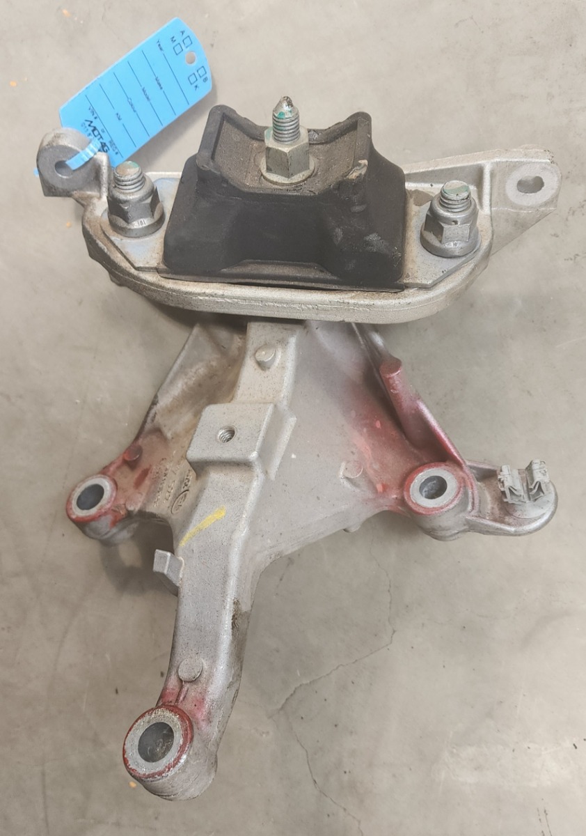 NP200 1.6I GEARBOX MOUNTING