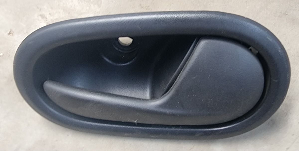 SANDERO II RIGHT FRONT DOOR HANDLE