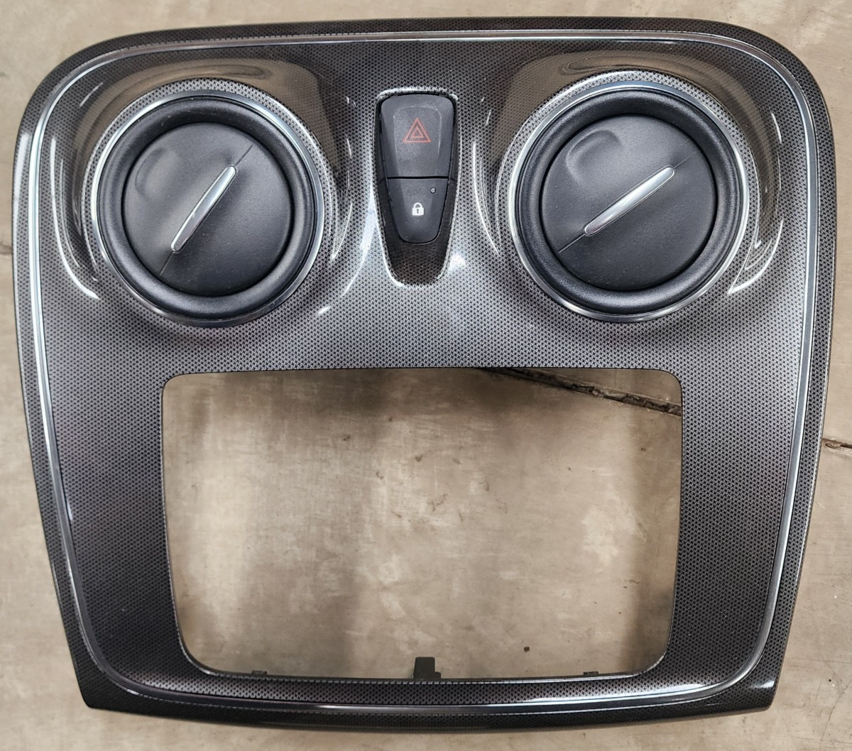 SANDERO II CENTRE CONSOLE TRIM ONLY