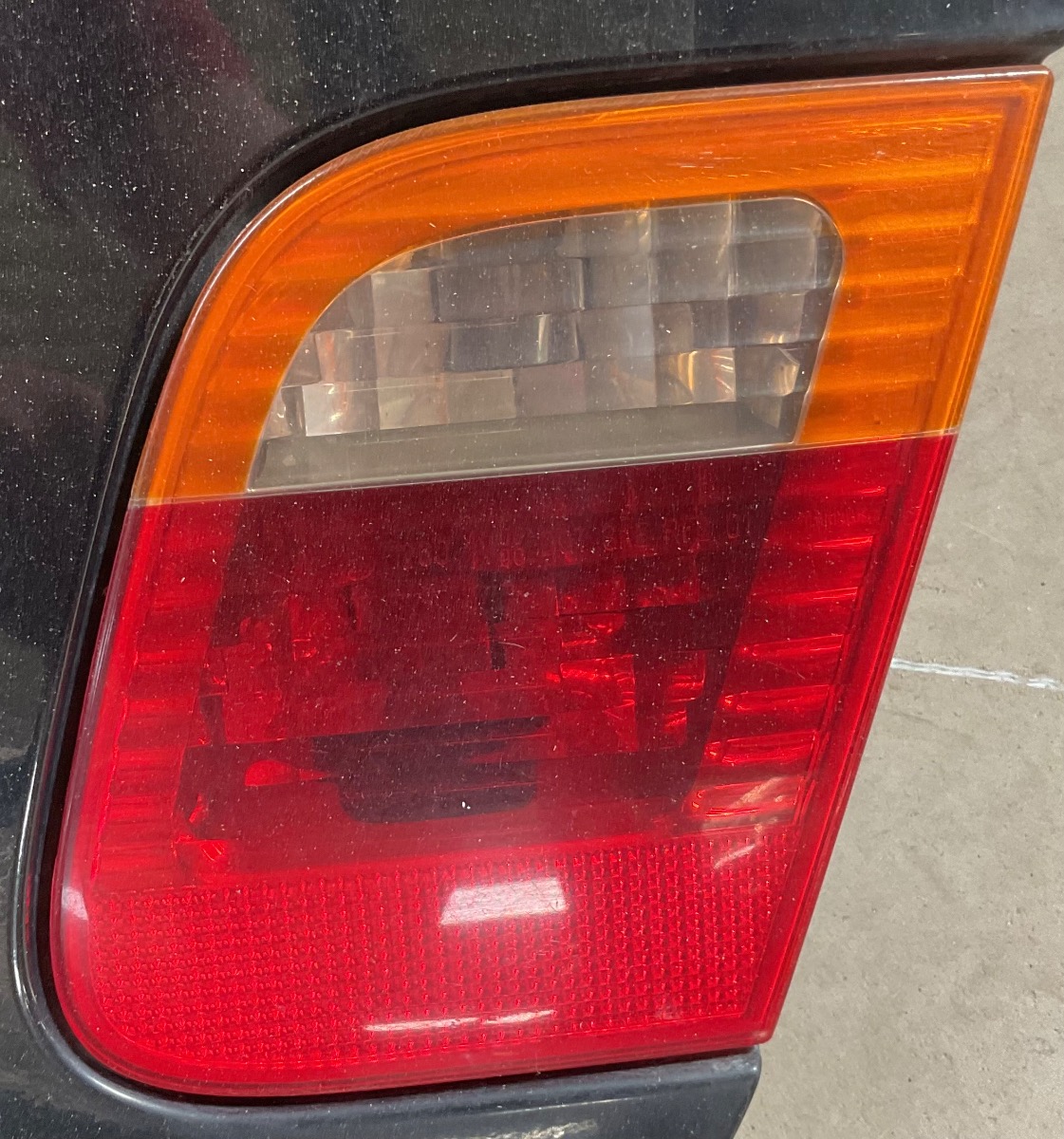 E46 RIGHT INNER TAIL LIGHT