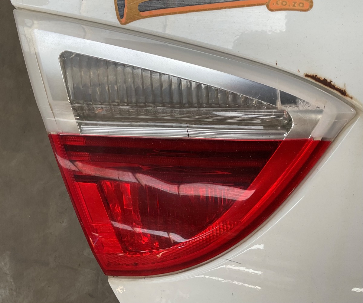 E91 TOURING LEFT INNER TAIL LIGHT