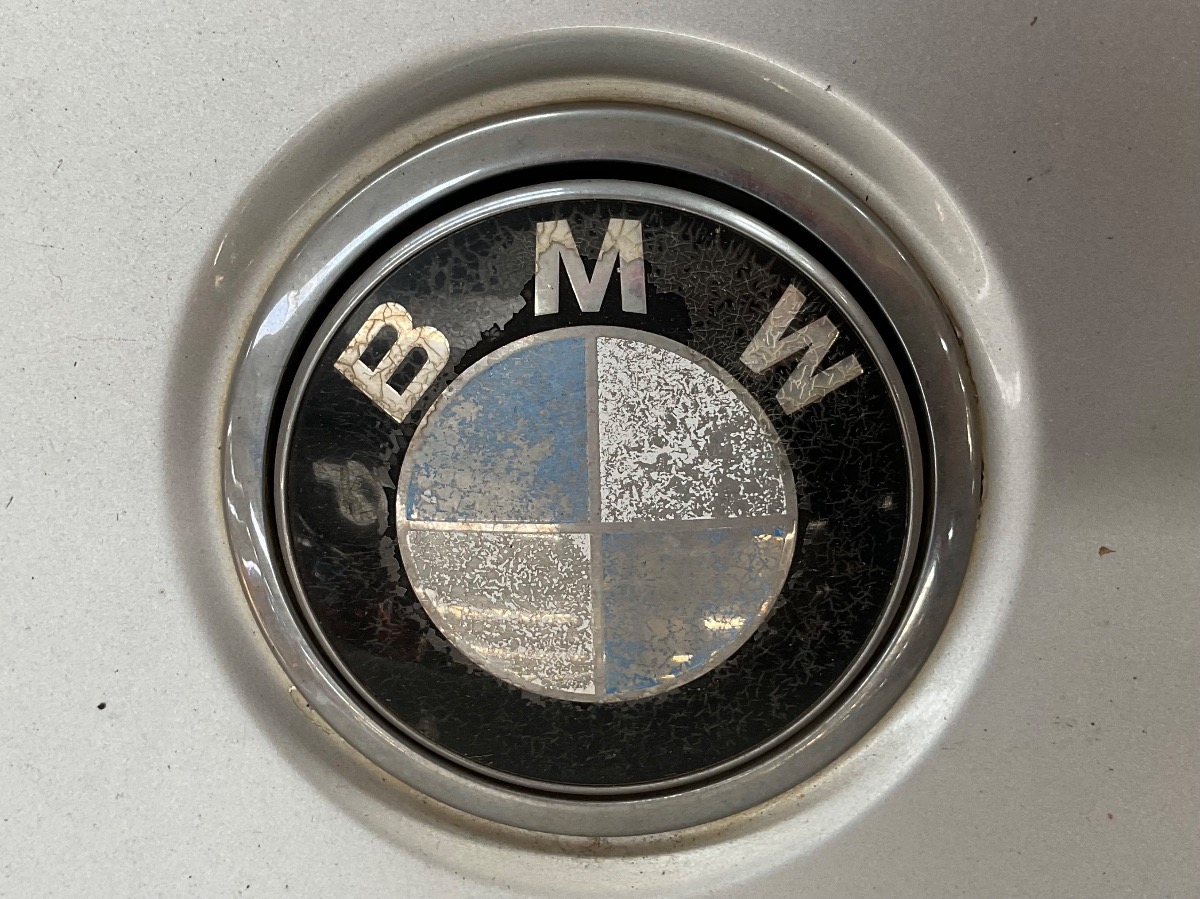 E87 BOOTLID BADGE HANDLE