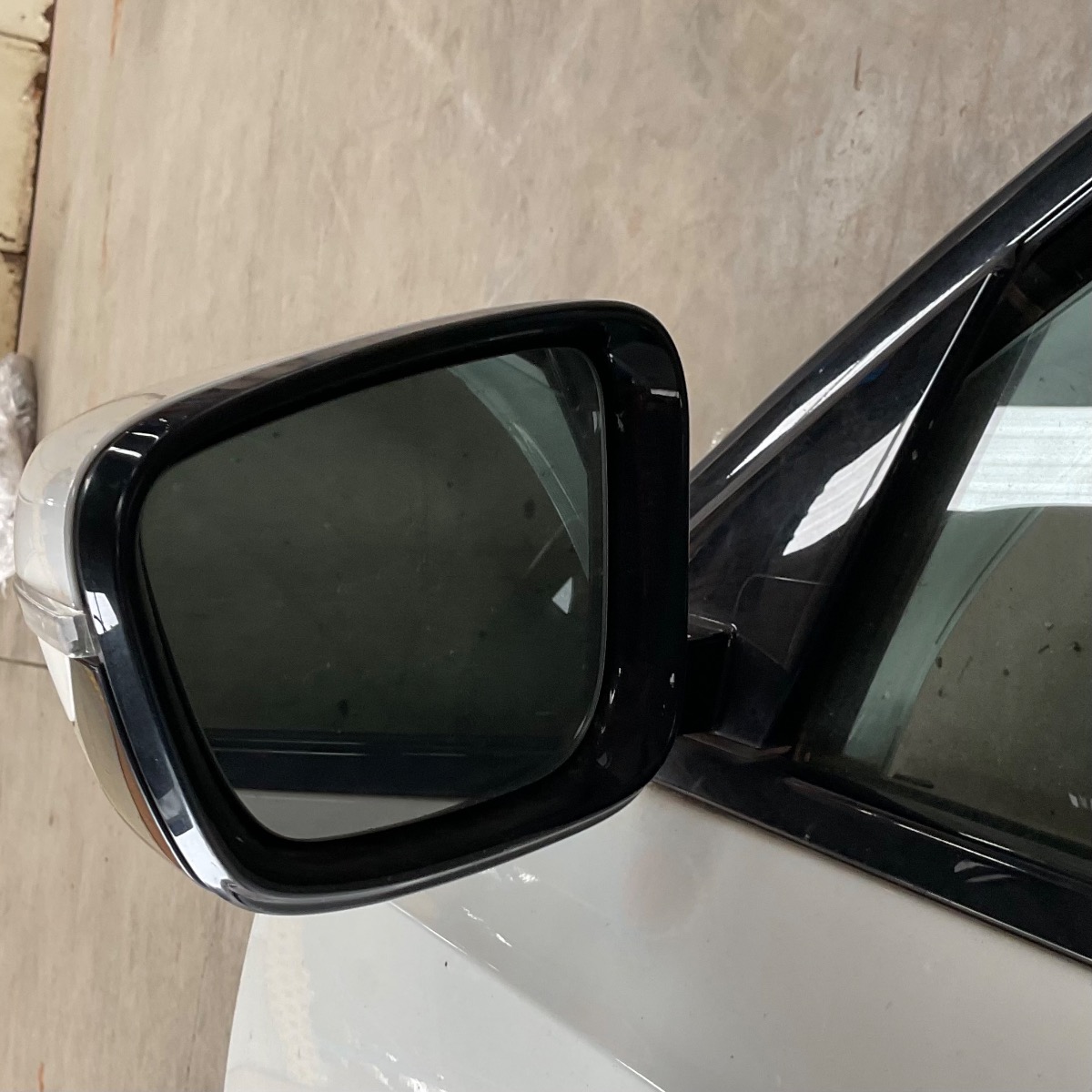 G20 LEFT OUTER DOOR MIRROR