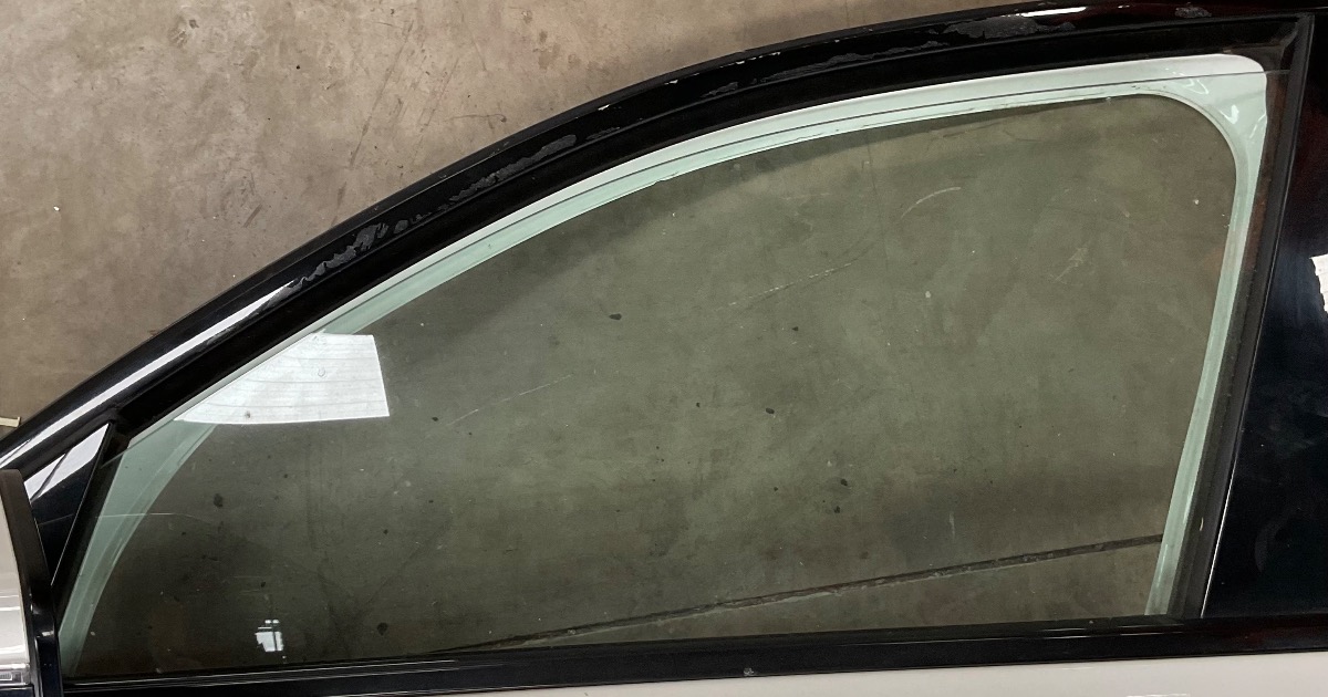 G20 LEFT FRONT DOOR GLASS