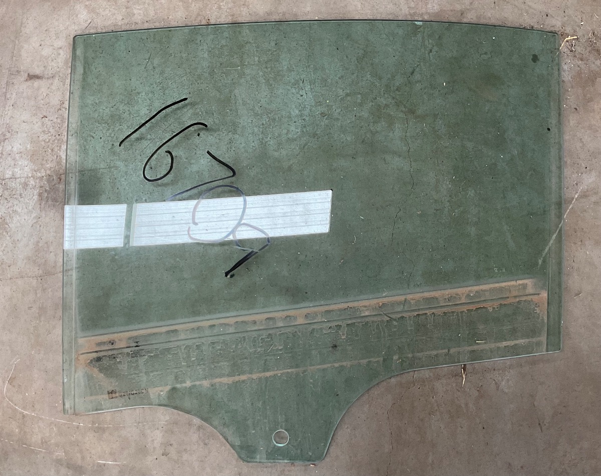 G20 LEFT REAR DOOR GLASS