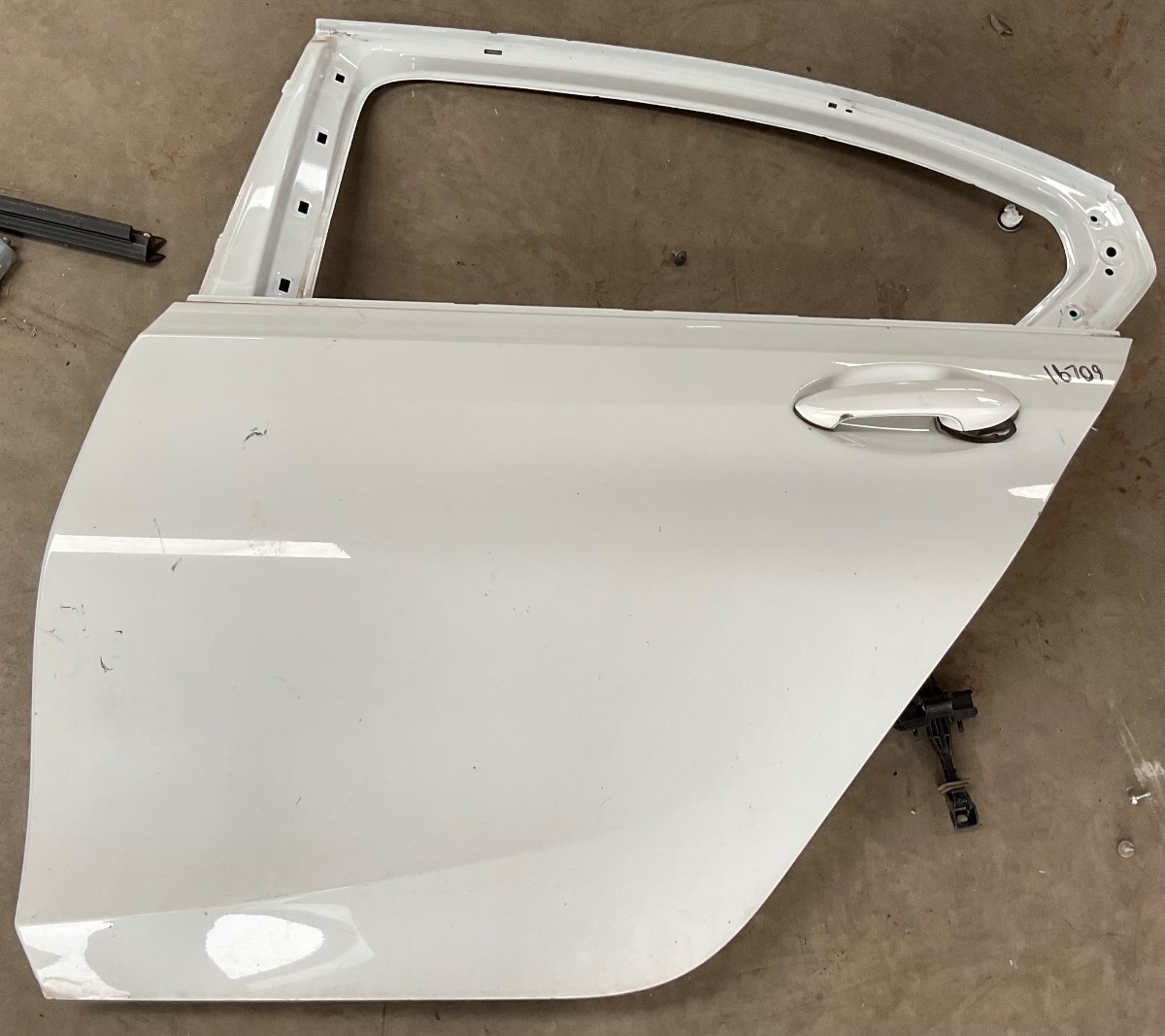 G20 LEFT REAR DOOR (SHELL)