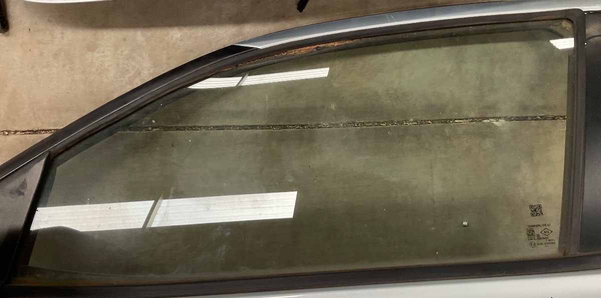 STARLET LEFT FRONT DOOR GLASS