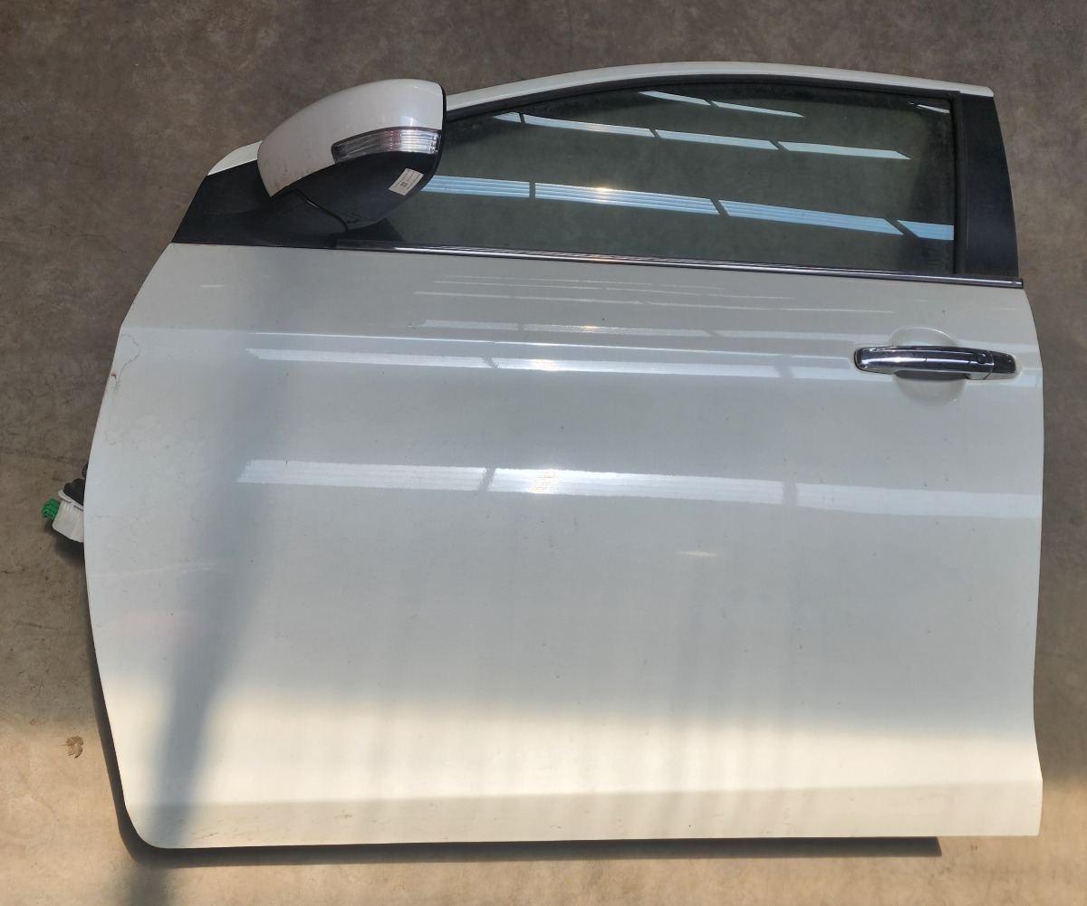 CIAZ LEFT FRONT DOOR (SHELL)