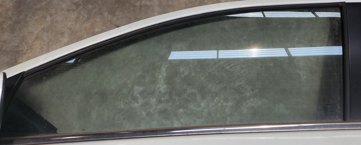 CIAZ LEFT FRONT DOOR GLASS