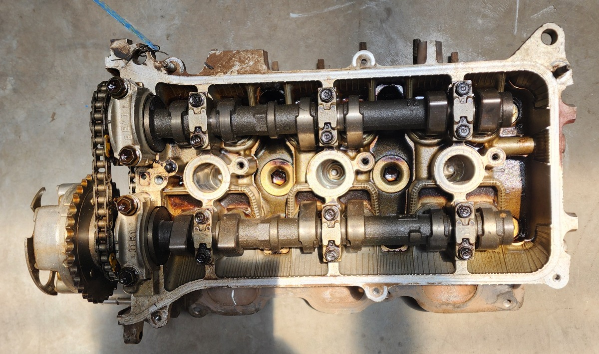 HILUX 4.0 V6 CYLINDER HEAD