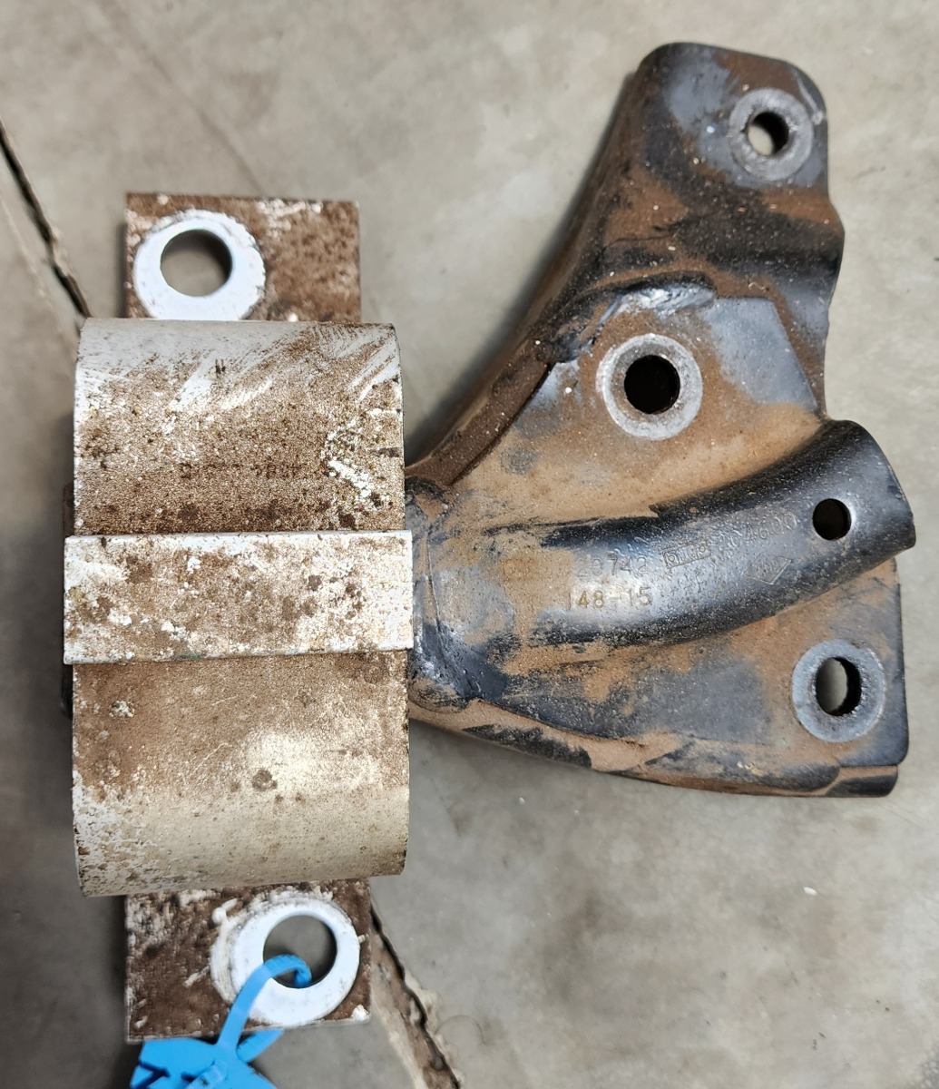 NP200 1.6 ENGINE MOUNTING