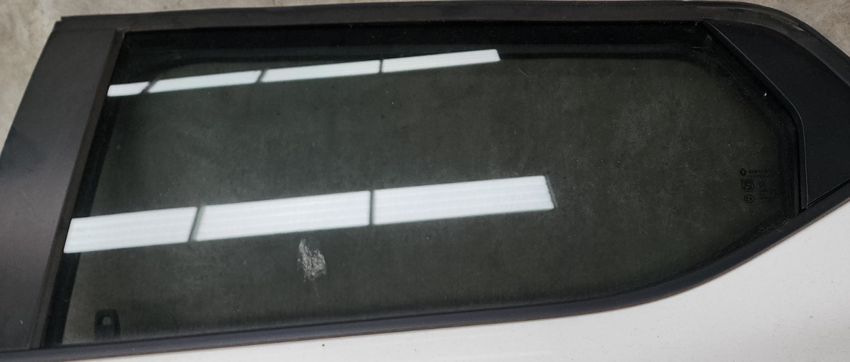 KIGER LEFT REAR DOOR GLASS