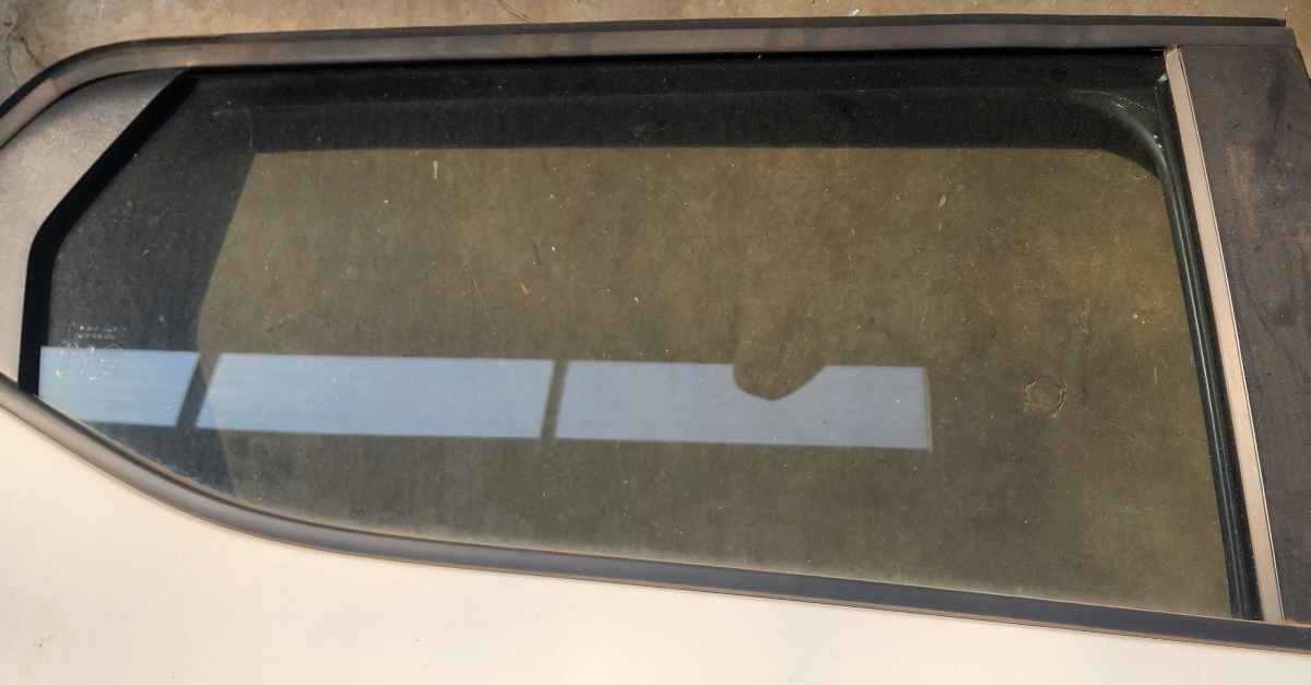 KIGER RIGHT REAR DOOR GLASS