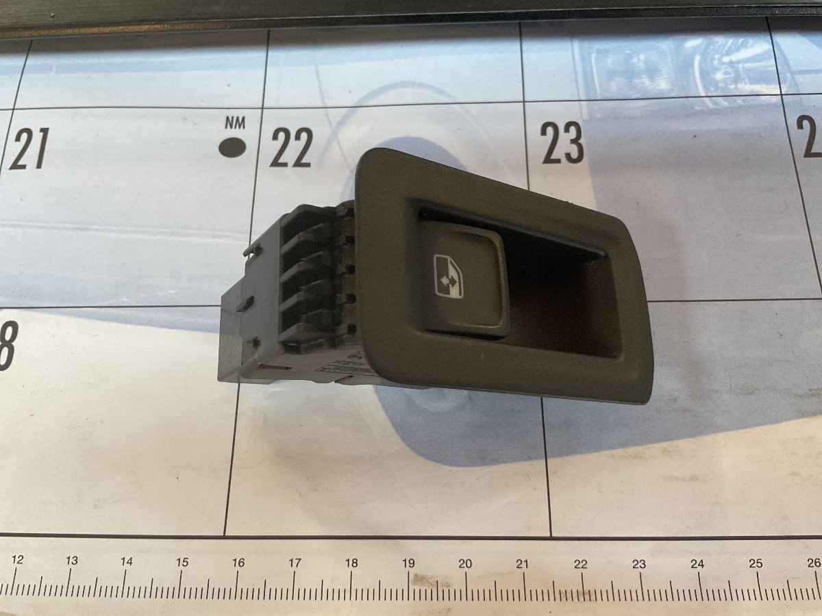TIGUAN REAR WINDOW SWITCH L=R