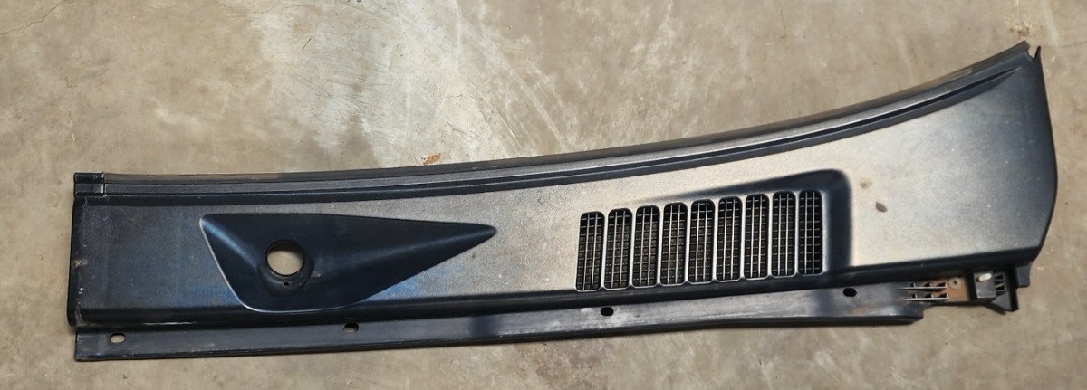 NP300 Windscreen Couling - Left