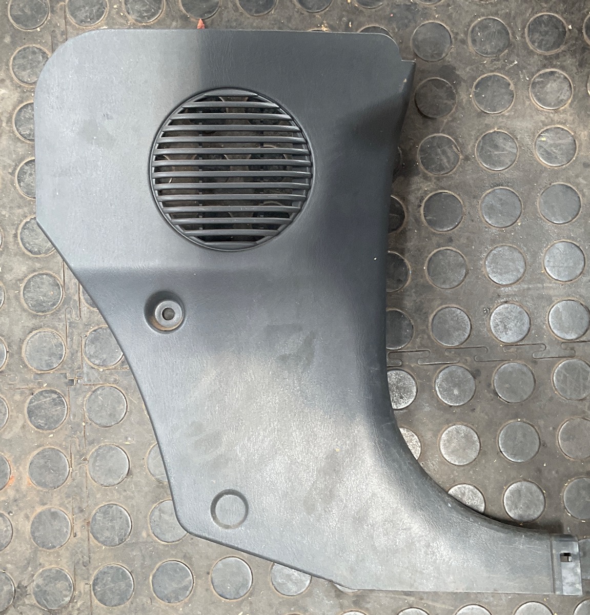 JIMNY 1.3 RIGHT FRONT LOWER TRIM