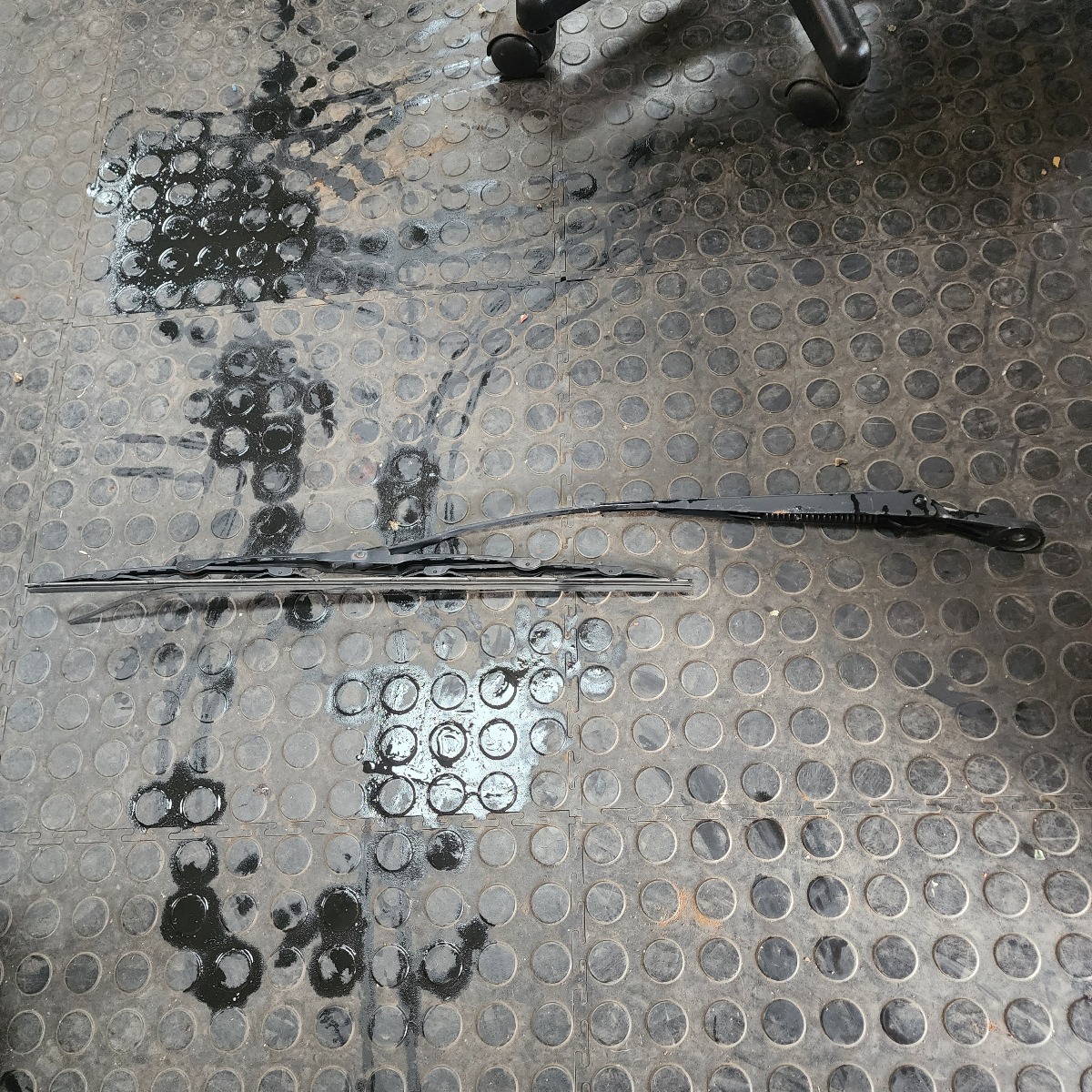 NP200 LEFT WIPER ARM FRONT