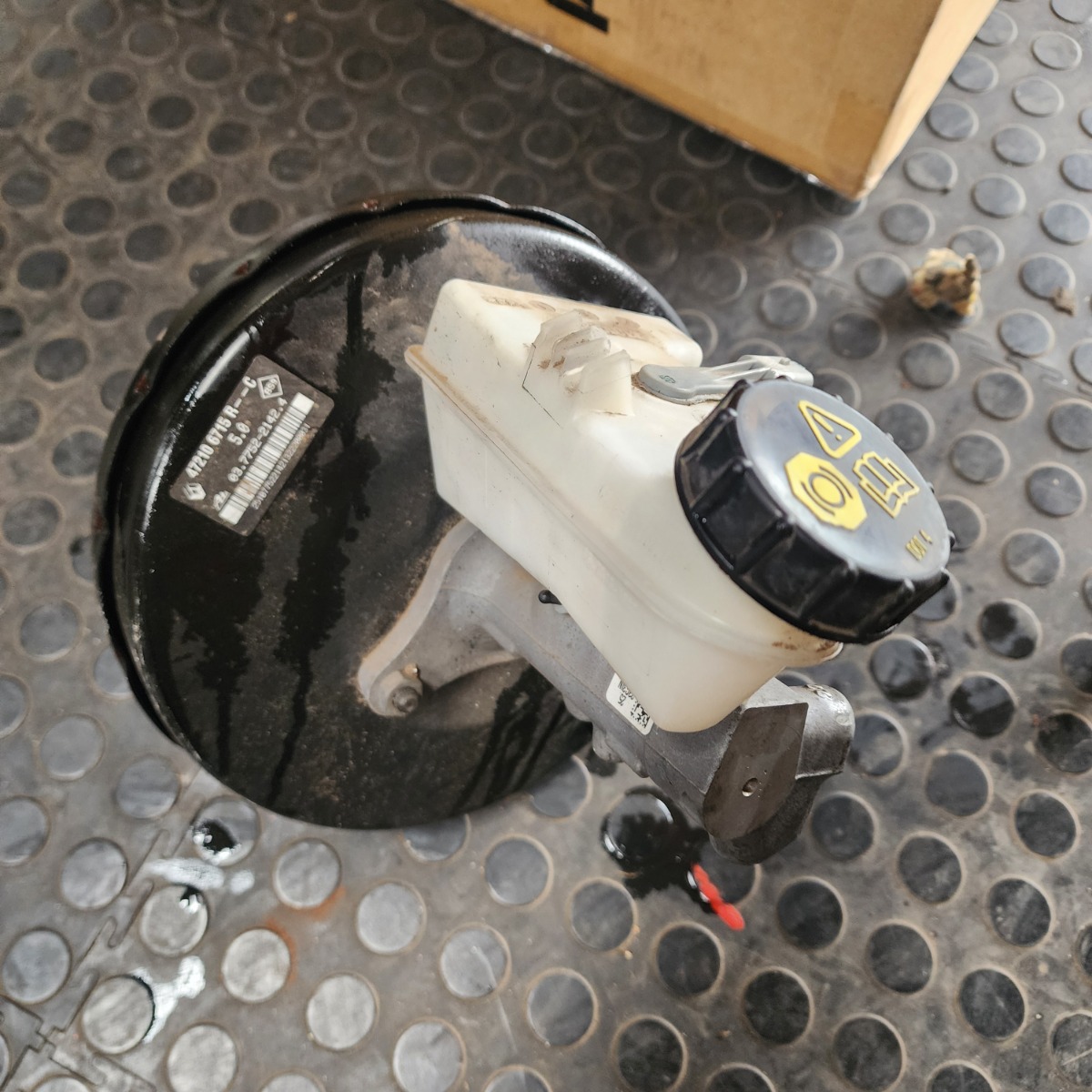 NP200 BRAKE BOOSTER & CYLINDER