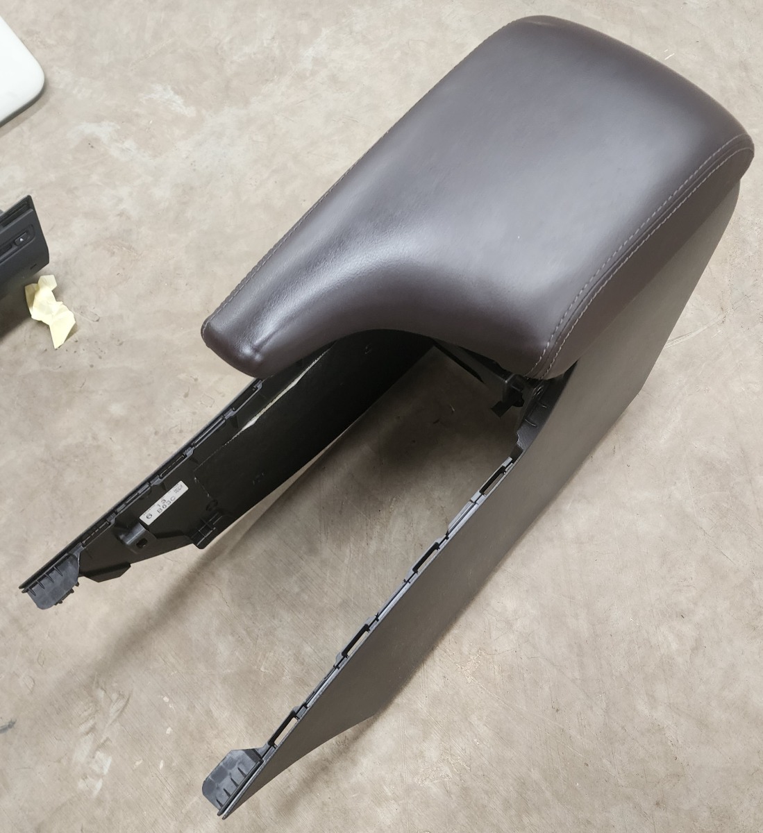3 CENTRE CONSOLE ARMREST