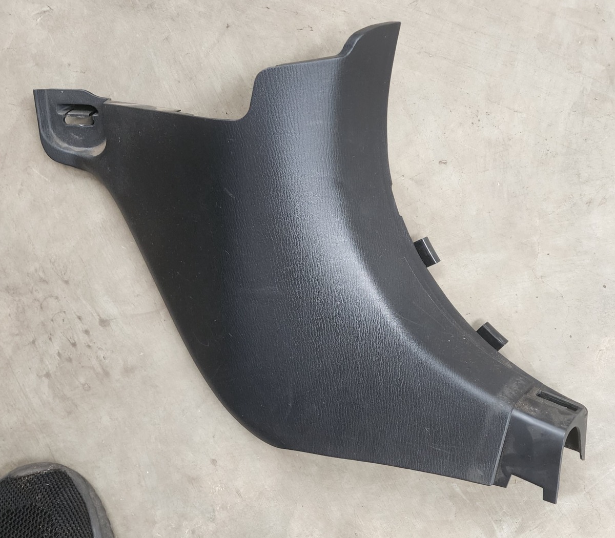 3 RIGHT LOWER A-PILLAR TRIM