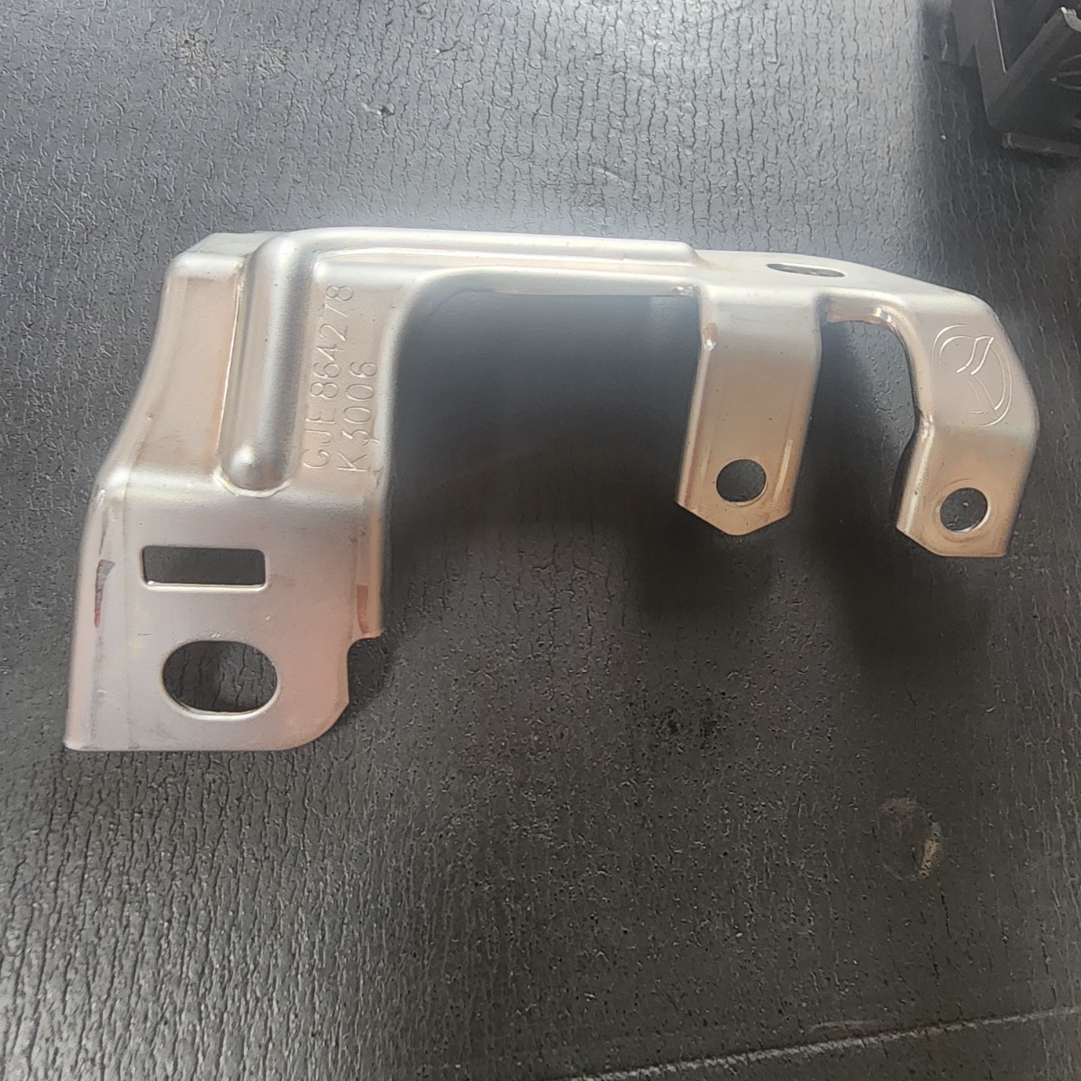 3 DASH HANDLE BRACKET