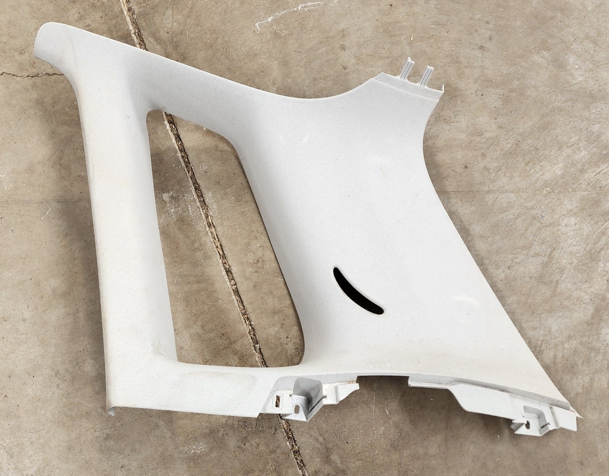 POLO 3/VIVO RIGHT C/D-PILLAR TRIM