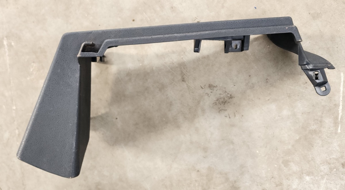 POLO 3/VIVO RIGHT PARCEL TRAY BRACKET