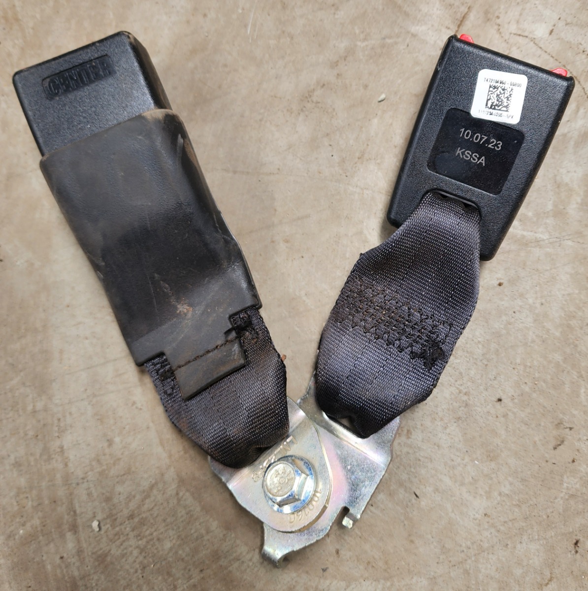 SWIFT REAR CENTRE BUCKLE ASSY