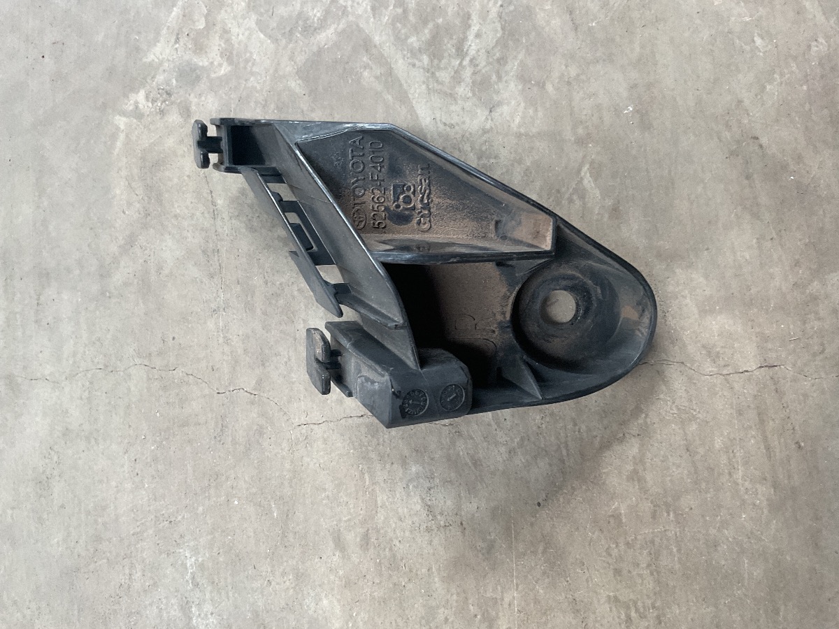 CH-R UPPER RIGHT REAR RETAINER