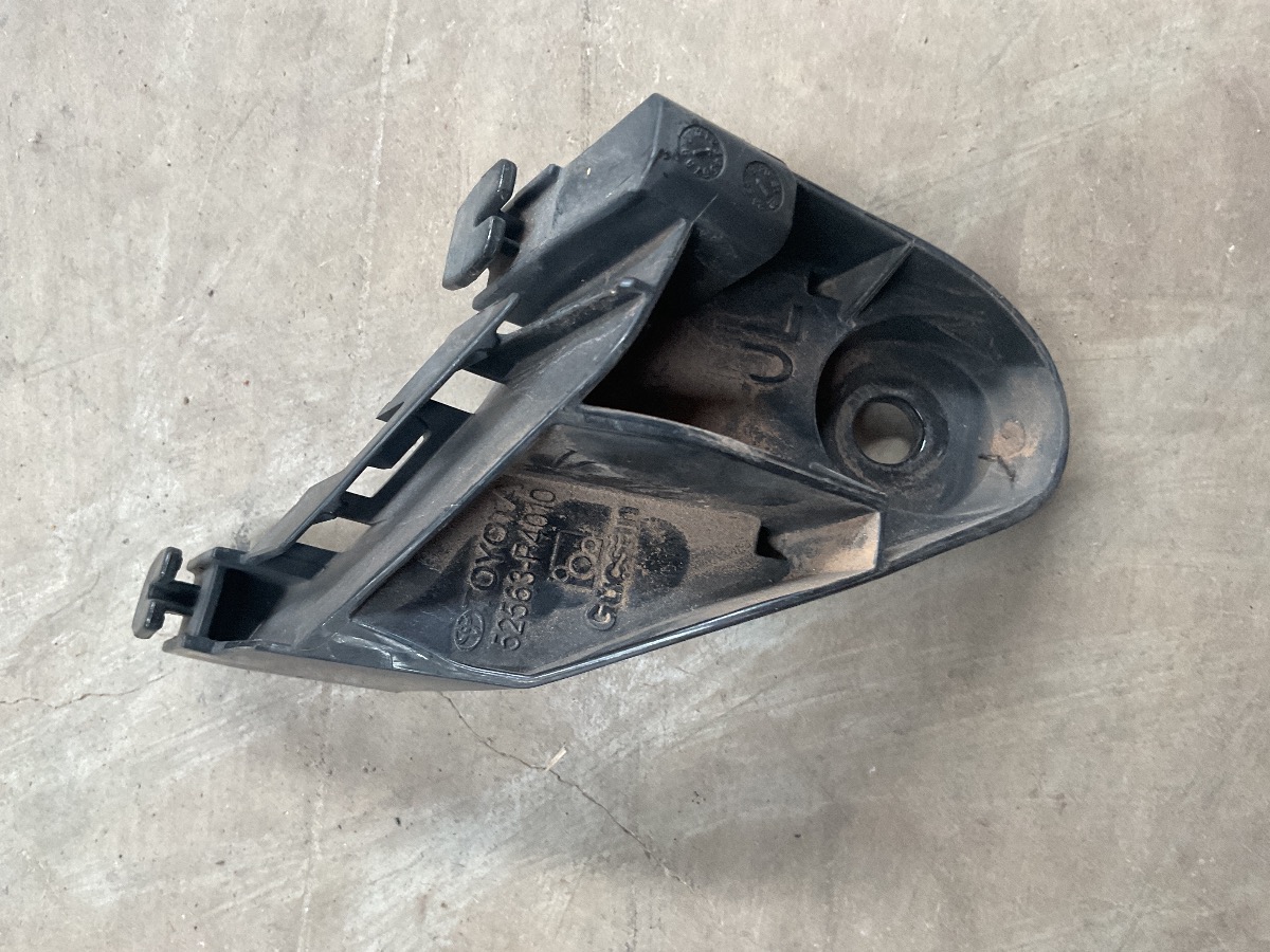 CH-R UPPER LEFT REAR RETAINER