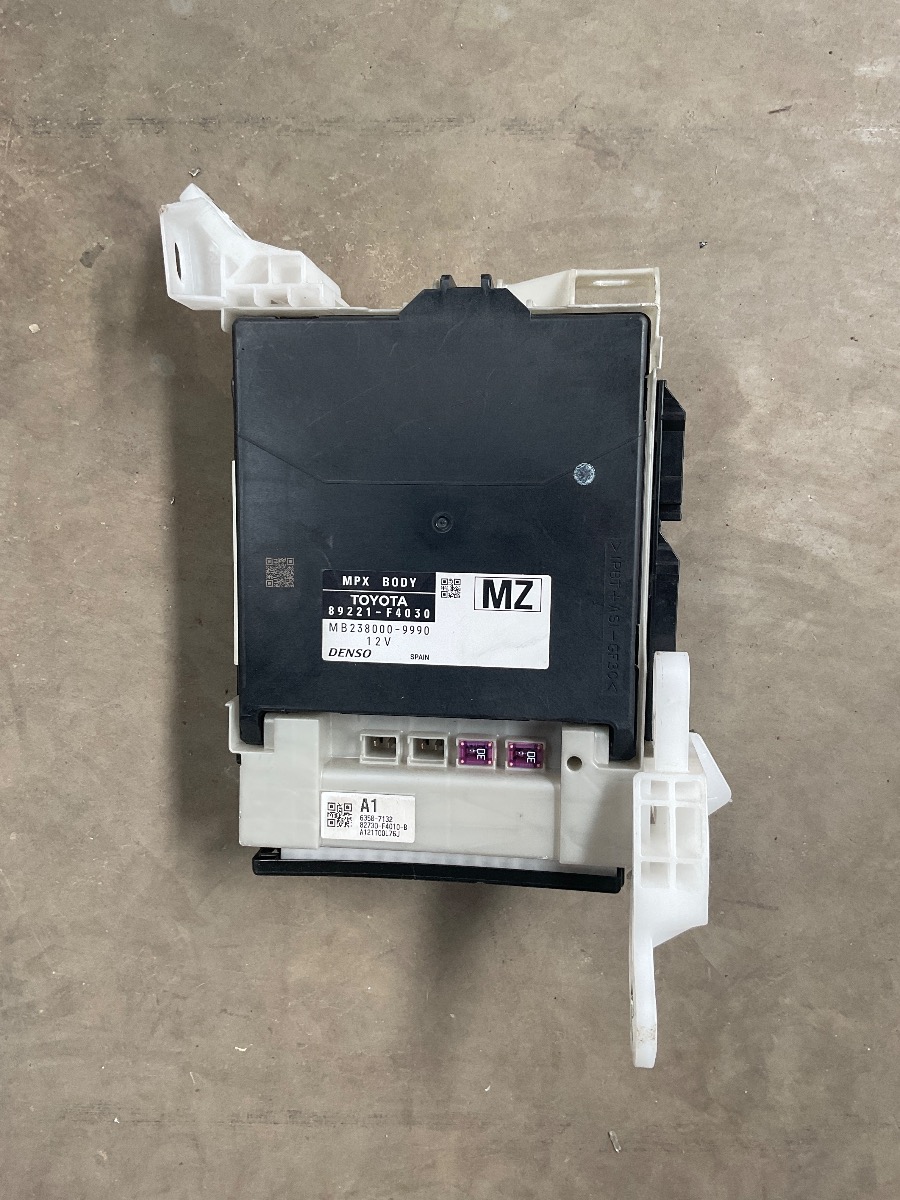CH-R FUSE BOX
