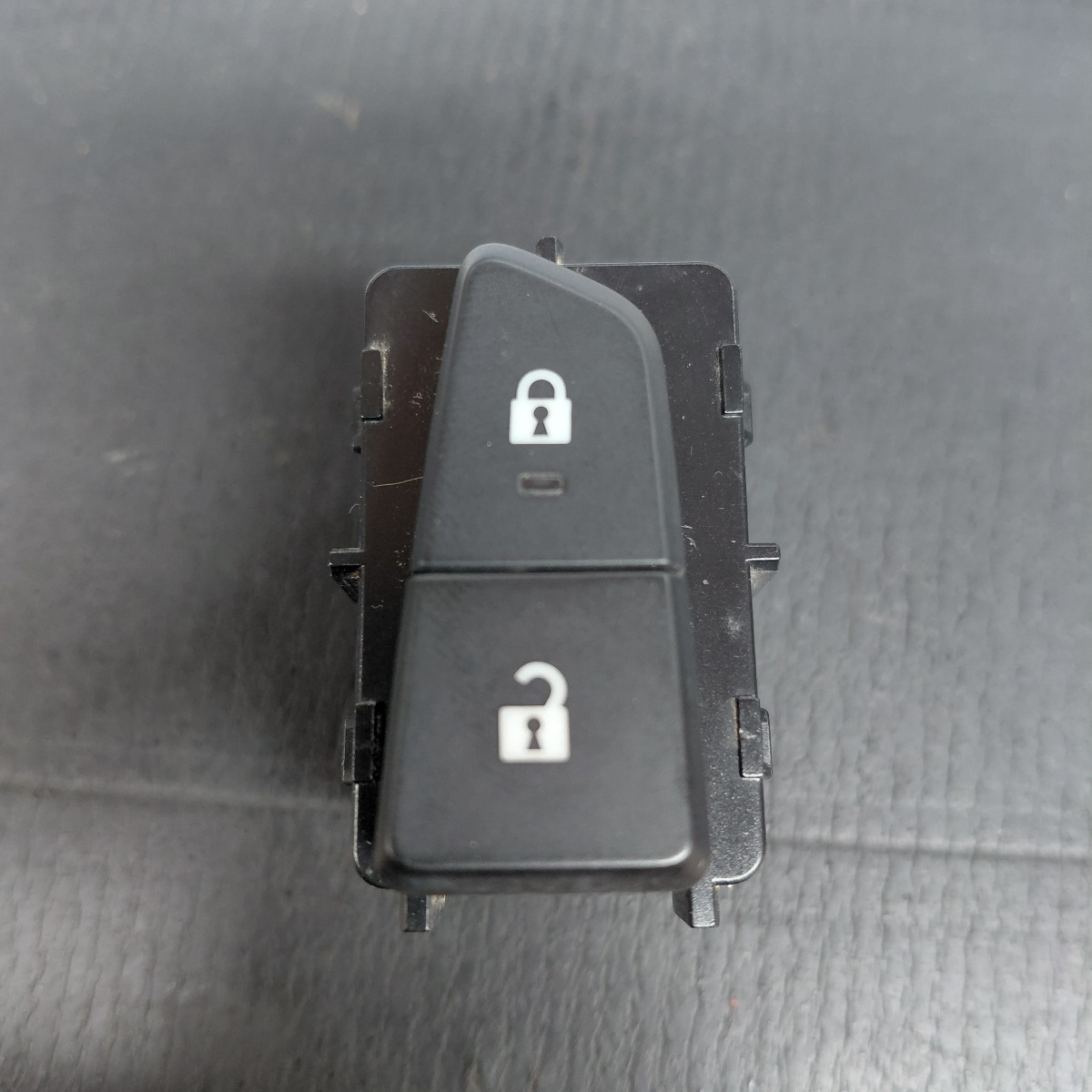 TERRITORY LEFT FRONT DOOR LOCK SWITCH
