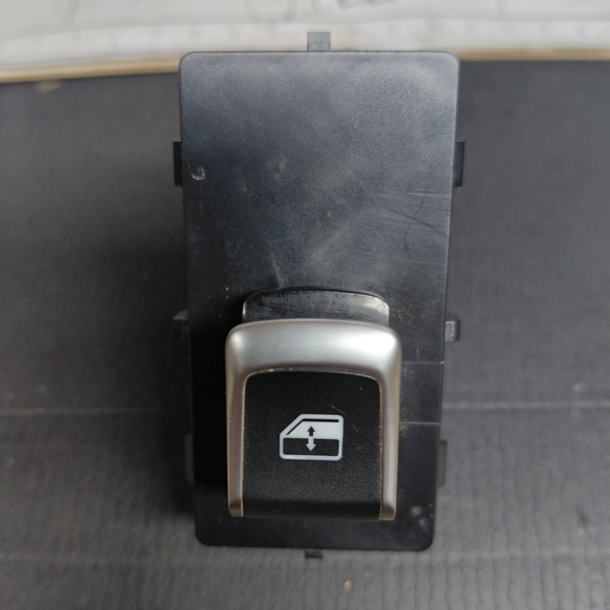 TERRITORY LEFT FRONT DOOR WINDOW SWITCH