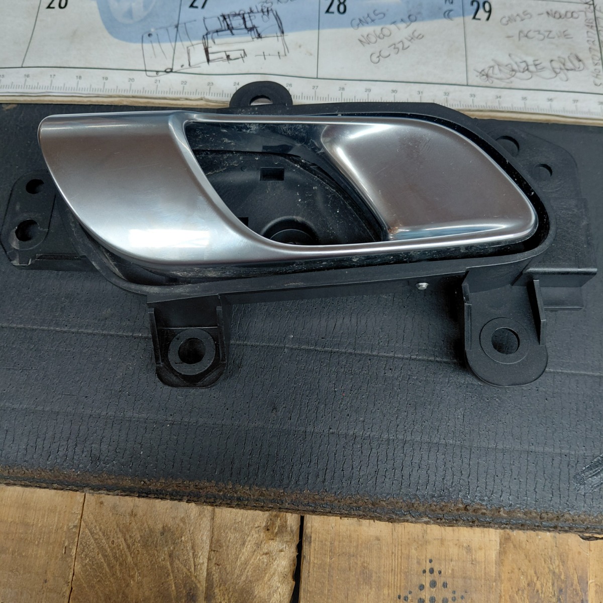 TERRITORY RIGHT FRONT DOOR HANDLE
