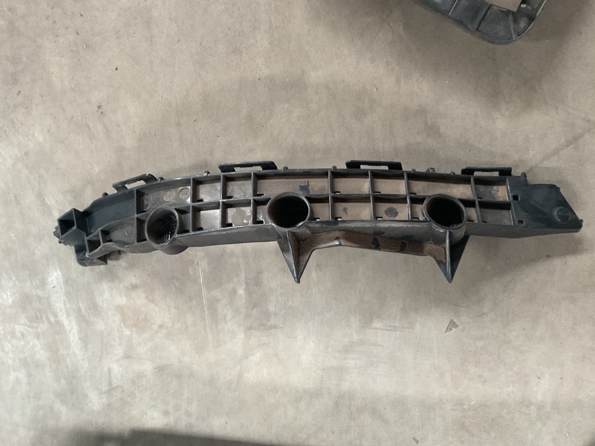 CH-R LEFT REAR BUMPER BRACKET