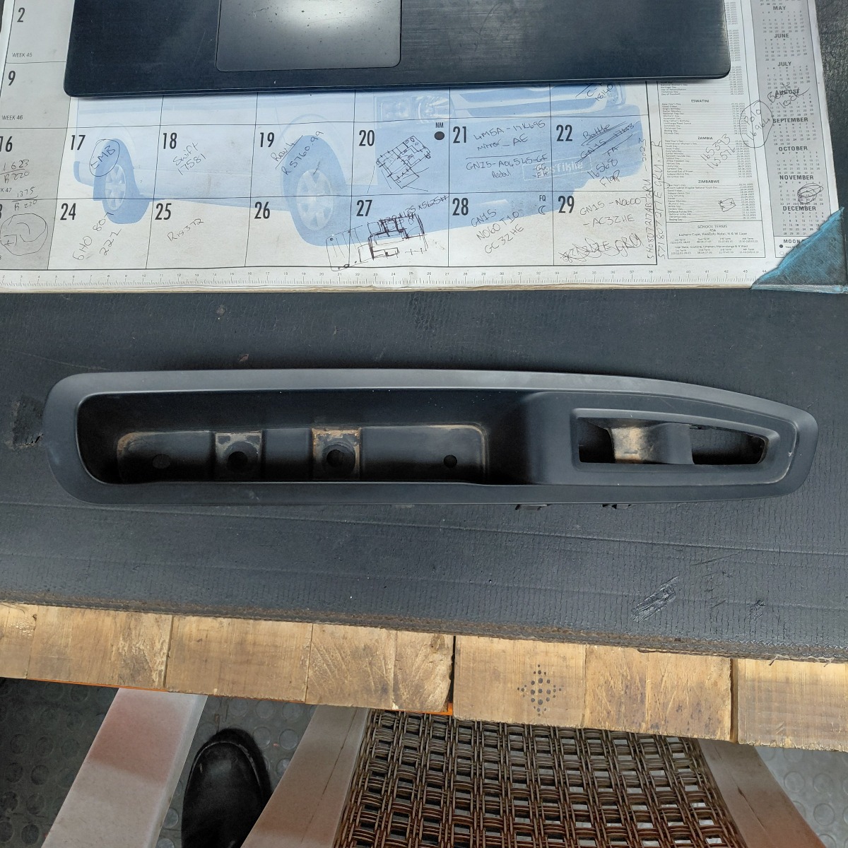 TERRITORY LEFT FRONT DOOR SWITCH BRACKET