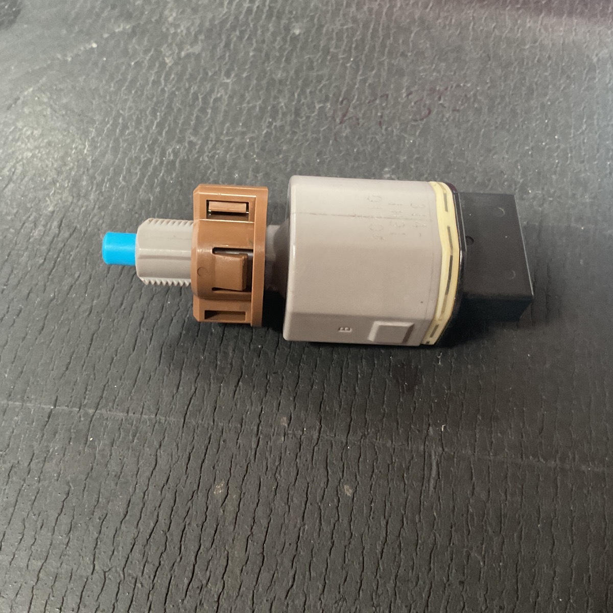 C-HR BREAK LIGHT SWITCH